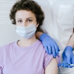 یک خانم در حال واکسن زدن - دکتر سعید بهکام روانشناس و دکتر سلامت در ریچموندهیل کانادا