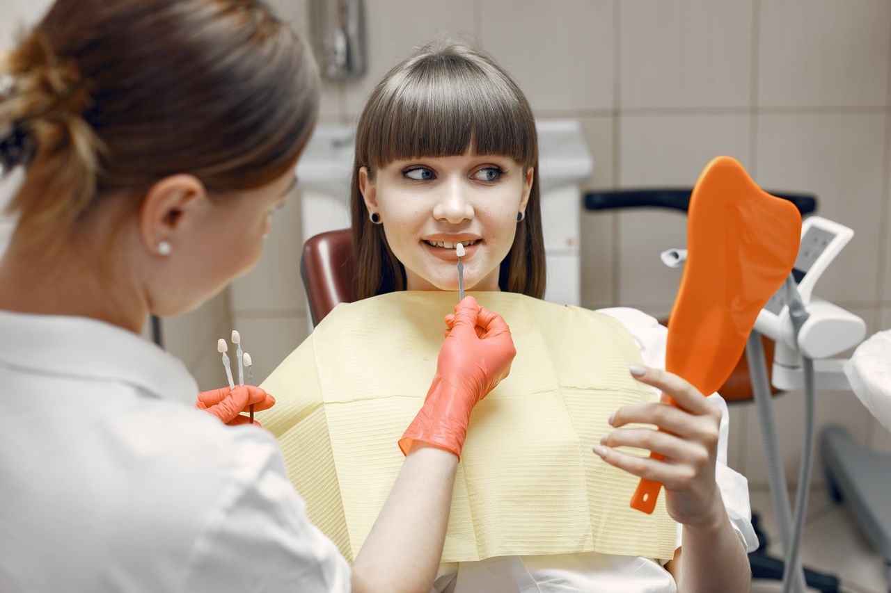 یک خانم نزد دندانپزشکی - دکتر سعید بهکام دکتر سلامت در تهران