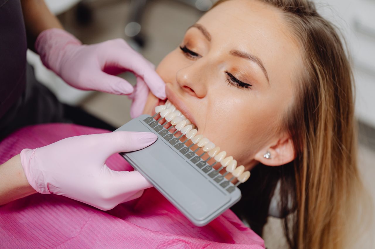 یک خانم نزد دندانپزشکی - دکتر سعید بهکام دکتر سلامت در تهران