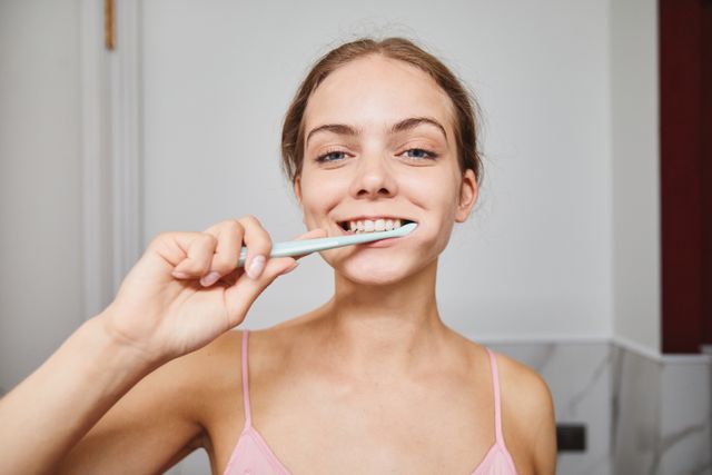 یک خانم در حال مسواک زدن - دکتر سعید بهکام دکتر سلامت در ونکوور کانادا