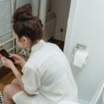 یک خانم در دستشویی - دکتر سعید بهکام دکتر سلامت در ریچموندهیل کانادا