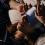 دختری که روی تخت خوابیده - دکتر سعید بهکام روانشناس و روانکاو ایرانی در تورنتو کانادا