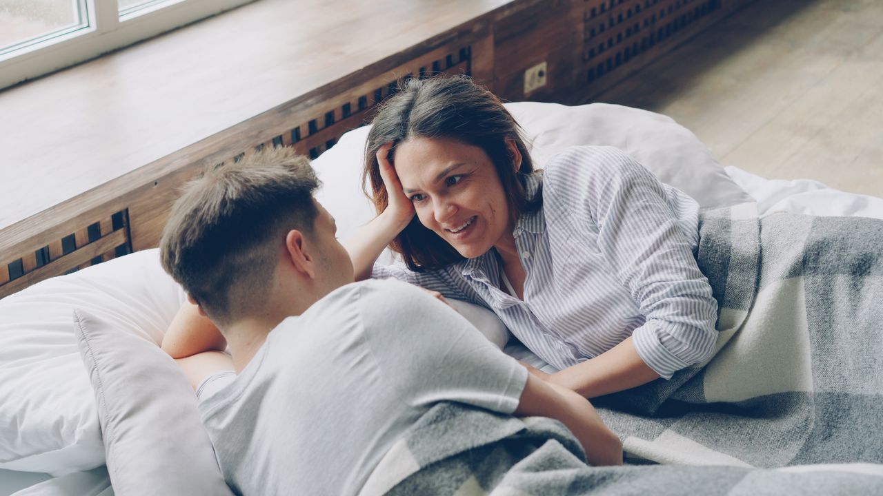 یک زن و شوهر در تختخواب در آغوش هم - دکتر سعید بهکام سکستراپ در تورنتو کانادا