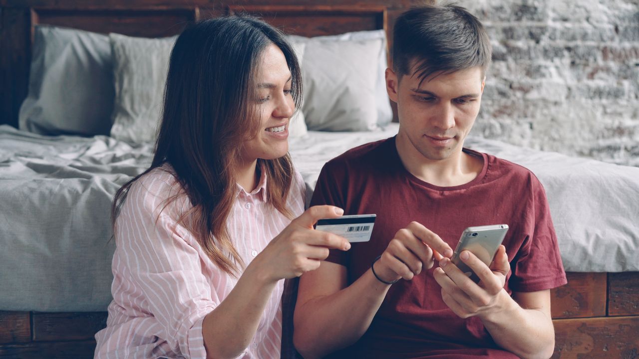 یک زن و مرد در حال کار کردن با موبایل - دکتر سعید بهکام روانشناس موفق در تورنتو کانادا