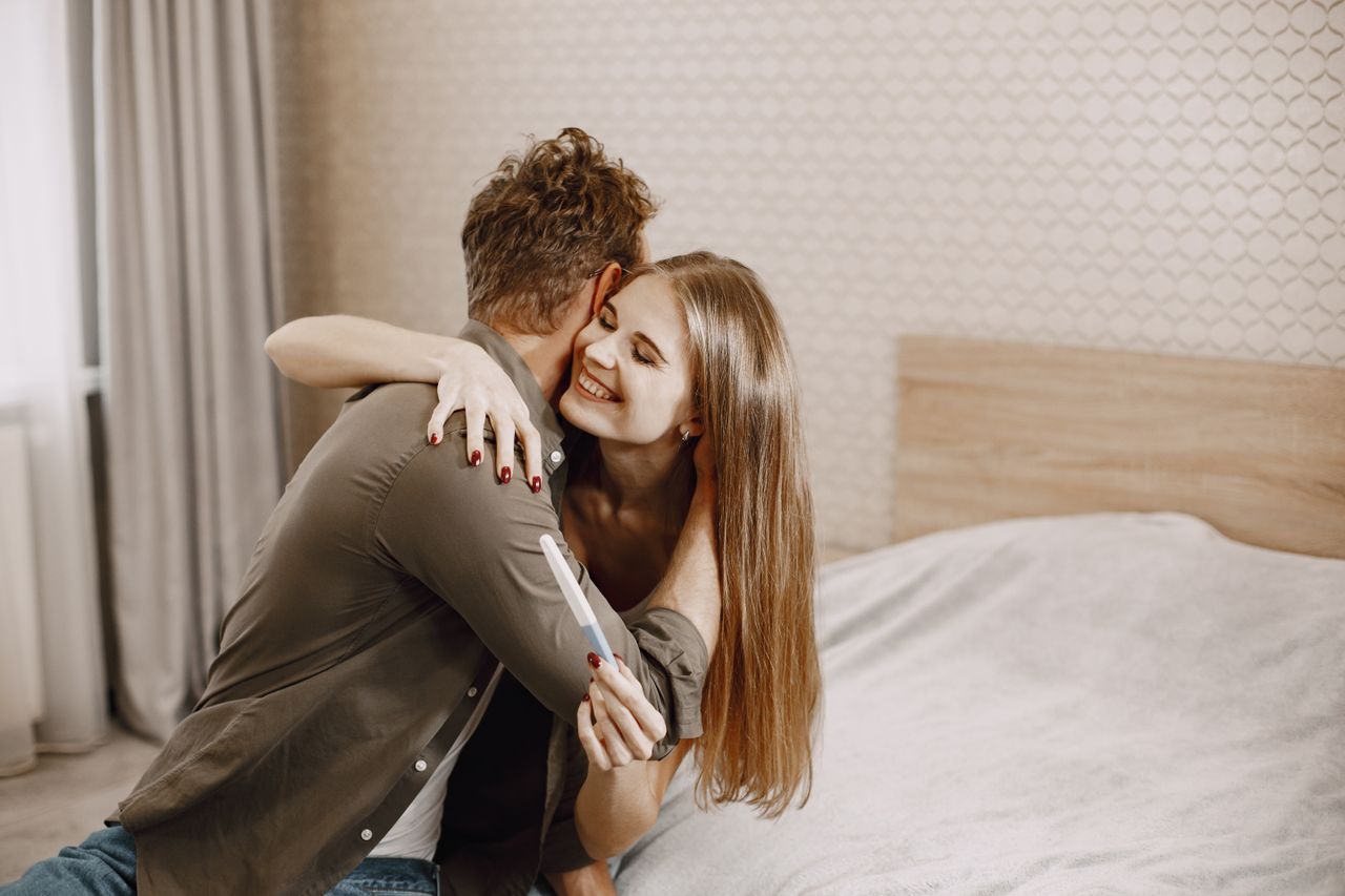 یک زن و شوهر در آغوش هم - دکتر سعید بهکام سکستراپ موفق در ونکوور کانادا