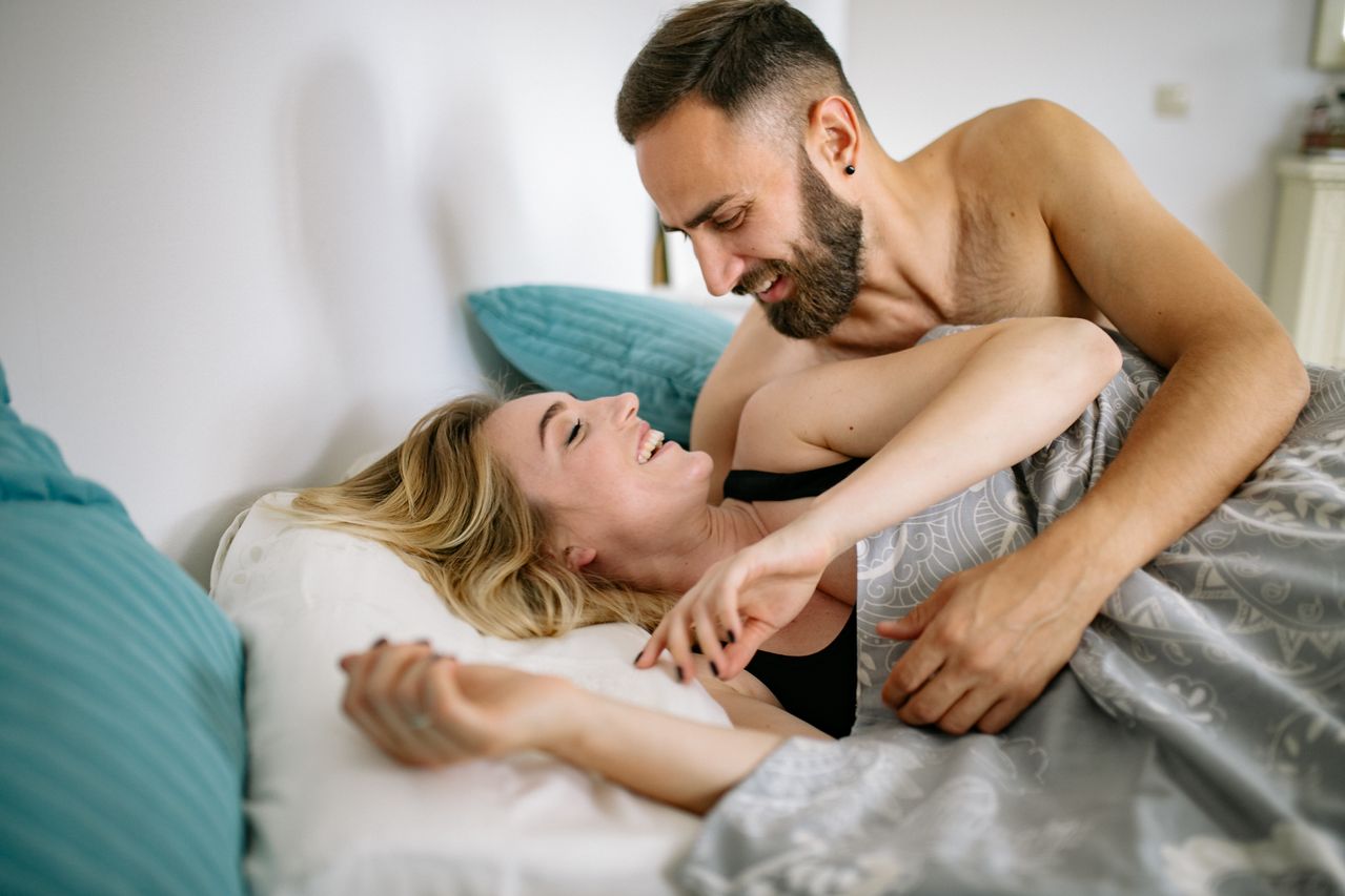 یک زن و شوهر در آغوش هم - دکتر سعید بهکام سکستراپ موفق در ونکوور کانادا