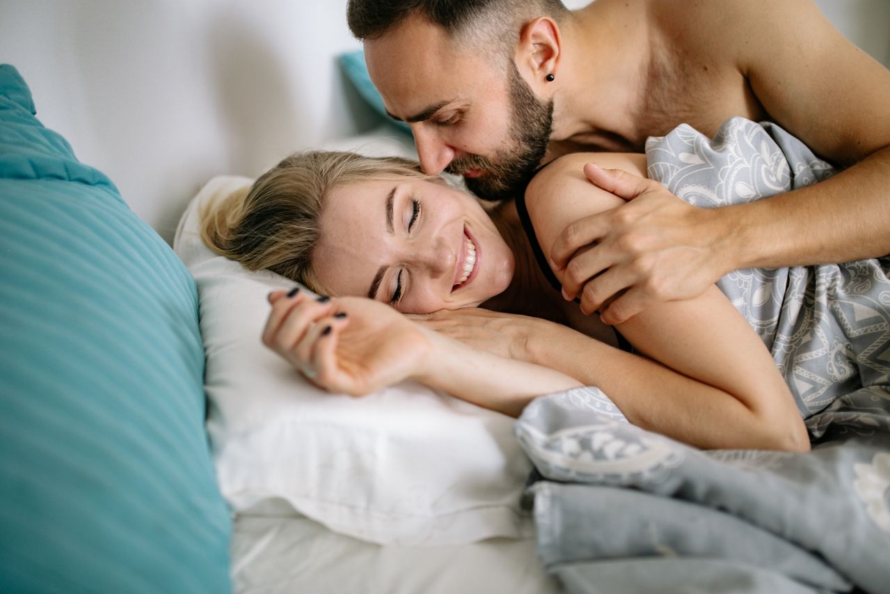 یک زن و شوهر در تختخواب در حال عشق بازی - دکتر سعید بهکام سکستراپ موفق در تهران