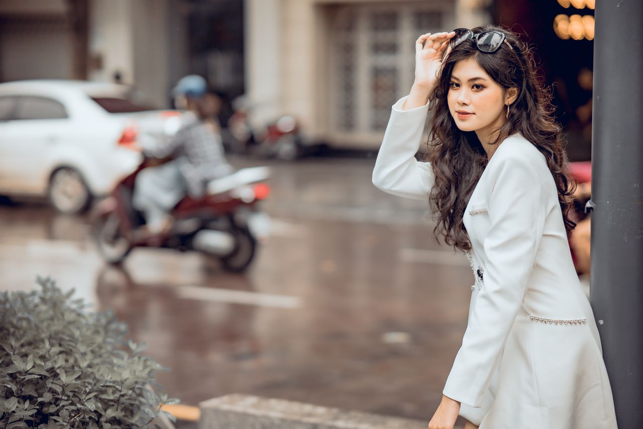 یک خانم زیبا و جوان - دکتر سعید بهکام دکتر سلامت در تورنتو