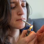 یک دختر در حال کشیدن سیگار - دکتر سعید بهکام روانشناس و دکتر سلامت در ریچموندهیل کانادا