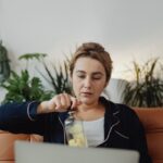 یک خانم در حال مصرف دارو - دکتر سعید بهکام روانشناس و دکتر سلامت در ونکوور