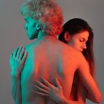 یک زن و مرد در آغوش هم - دکتر سعید بهکام سکستراپ موفق در تونتو کانادا