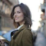 یک خانم زیبا و جوان - دکتر سعید بهکام دکتر سلامت در تورنتو