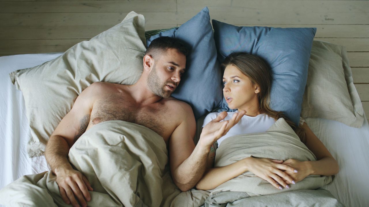 یک زن و شوهر در تختخواب کنار هم - دکتر سعید بهکام سکستراپ موفق در تونتو کانادا
