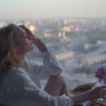 یک دختر زیبا در کنار پنجره نشسته - دکتر سعید بهکام روانشناس و روانکاو سلامت در تورنتو کانادا