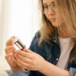 یک خانم با یه جعبه قرص در دست - دکتر سعید بهکام روانشناس و دکتر سلامت در تورنتو کانادا