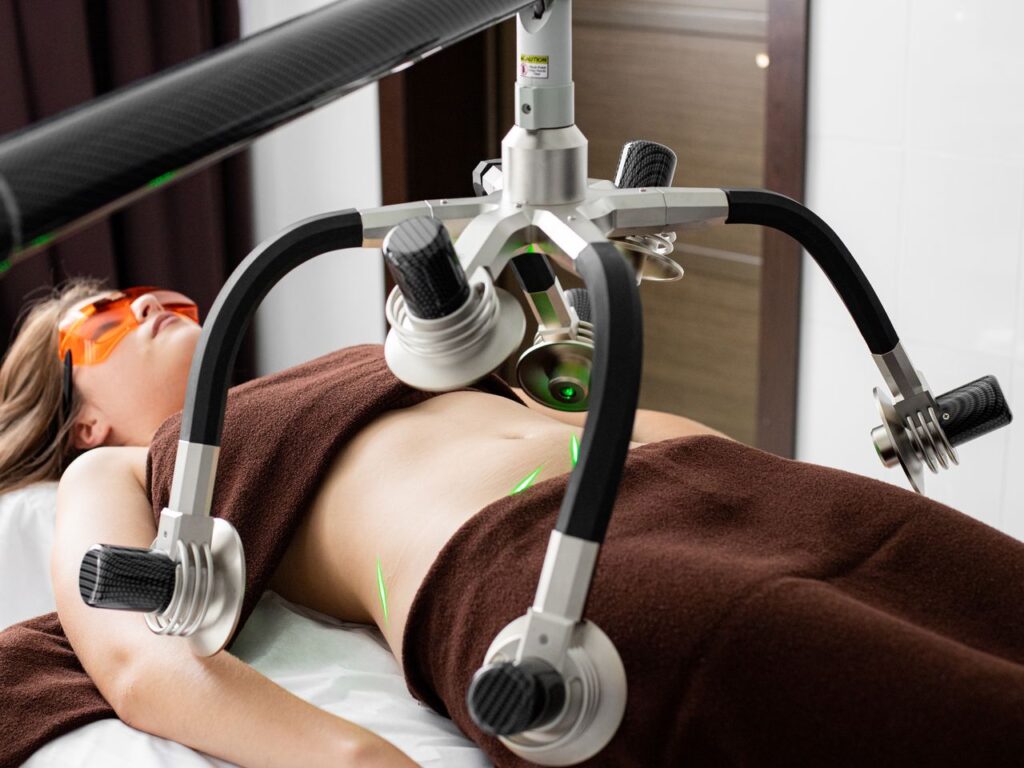 خانمی که زیر دستگاه لیزر است - دکتر سعید بهکام دکتر سلامت در تورنتو کانادا