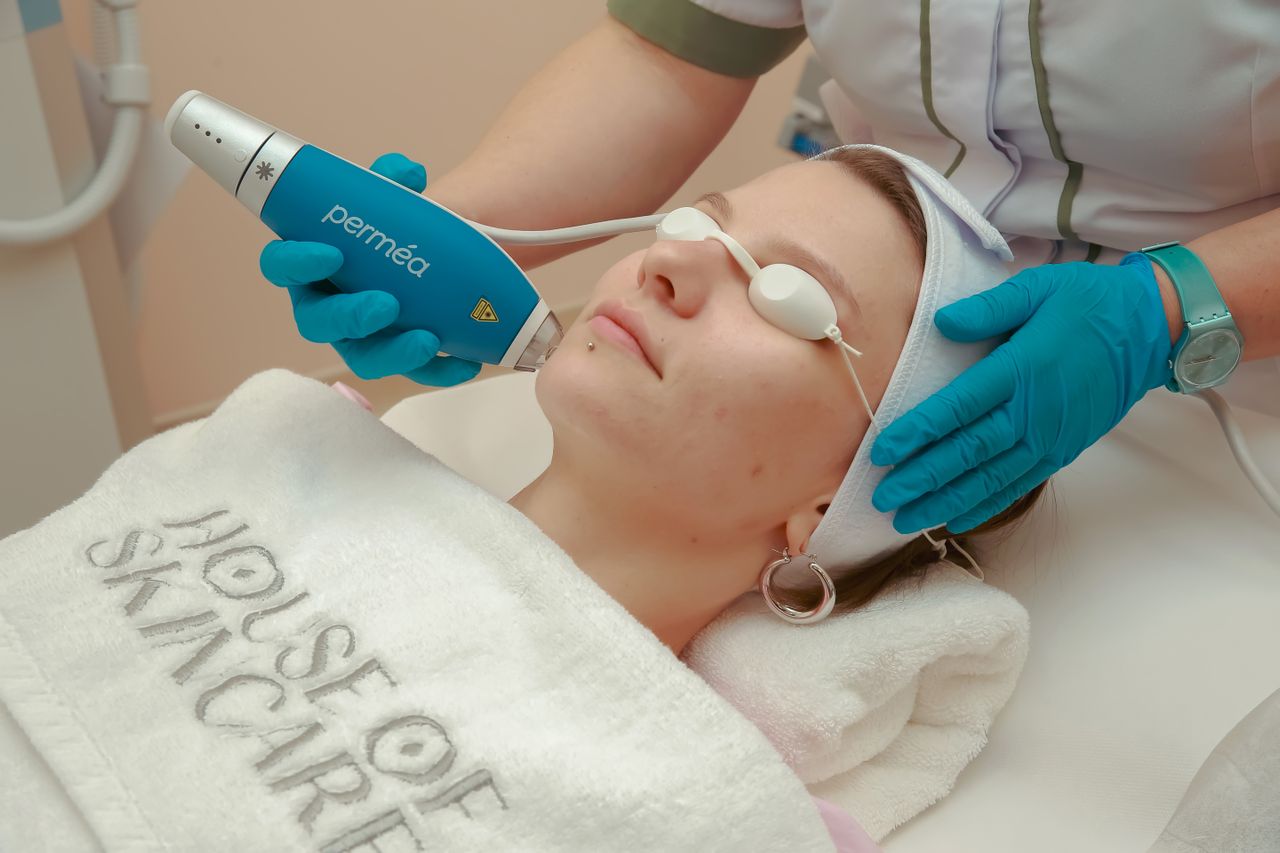 خانمی که زیر دستگاه لیزر است - دکتر سعید بهکام دکتر سلامت در تورنتو کانادا