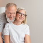 یک زن و مرد میانسال در کنار هم - دکتر سعید بهکام سکستراپ موفق در ونکوور کانادا