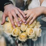 نکات مهم برای خرید یک حلقه ازدواج زیبا و راحت یک عروس و داماد که انگشتر ازدواجشون رو دارن نشون میدن - دکتر سعید بهکام روانشناس ازدواج و رابطه در تورنتو کانادا