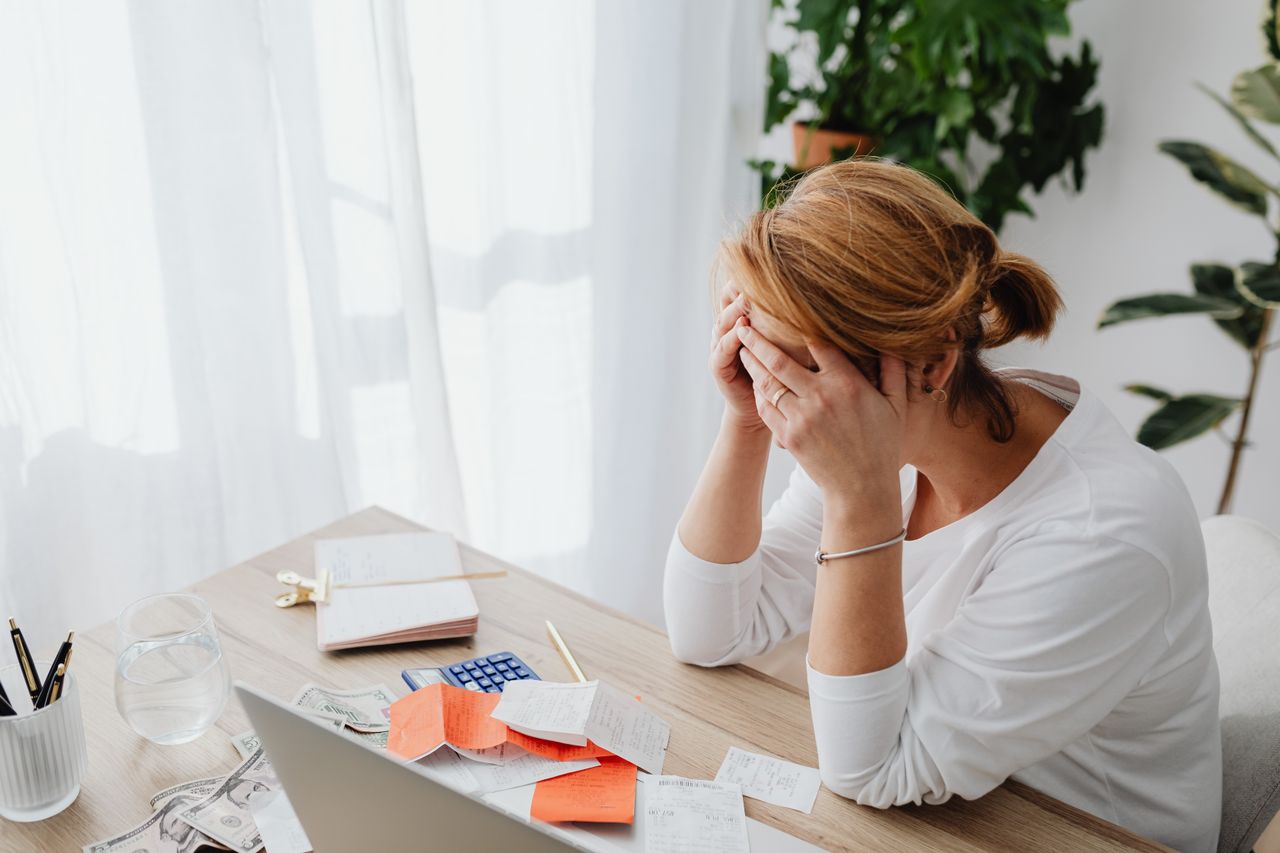 یک خانم کلافه از فشار اقتصادی - دکتر سعید بهکام روانشناس موفق در تورنتو کانادا