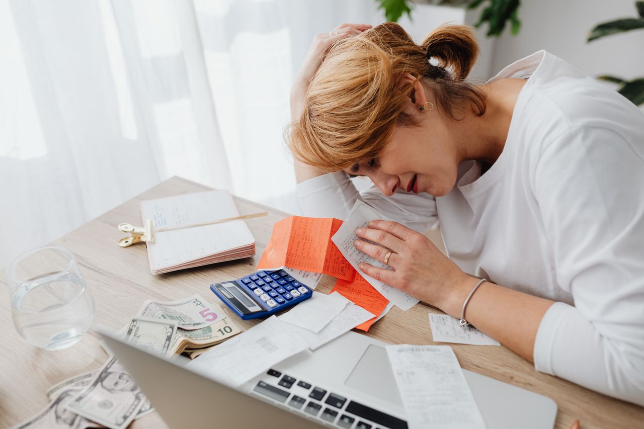 یک خانم کلافه از فشار اقتصادی - دکتر سعید بهکام روانشناس موفق در تورنتو کانادا