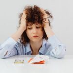 یک خانم کلافه از فشار اقتصادی - دکتر سعید بهکام روانشناس موفق در تورنتو کانادا