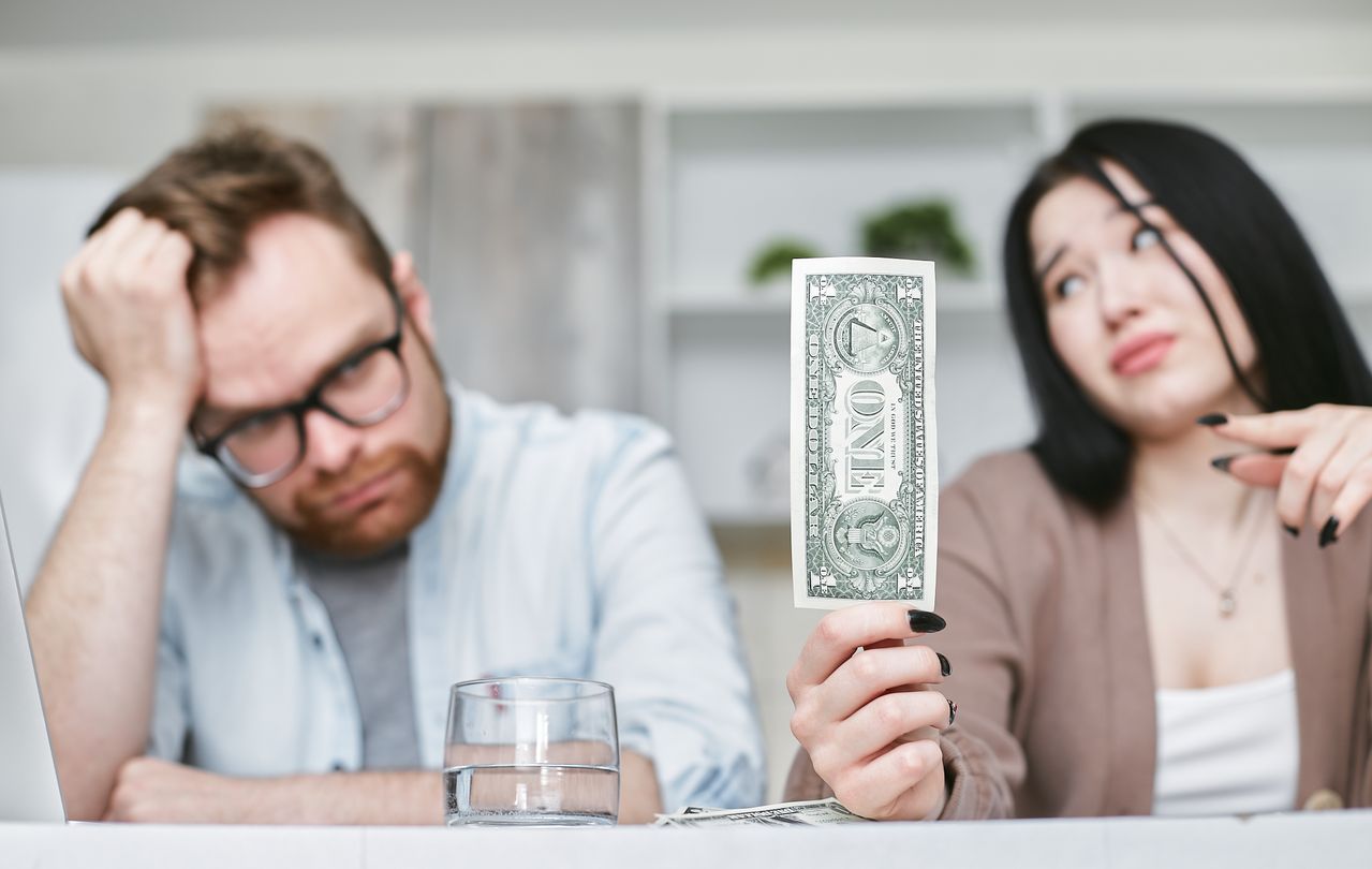 یک خانم و آقا کلافه از فشار اقتصادی - دکتر سعید بهکام روانشناس موفق در تورنتو کانادا