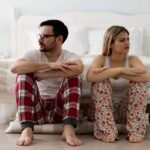 چرا توجه زیاد در رابطه ما را فراری می‌دهد؟