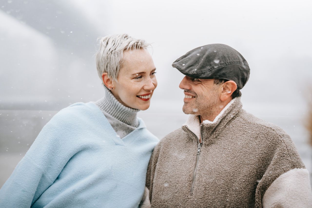 یک زوج عاشق که به همدیگر نگاه میکنند - دکتر سعید بهکام روانشناس ازدواج و رابطه در ونکوور کانادا