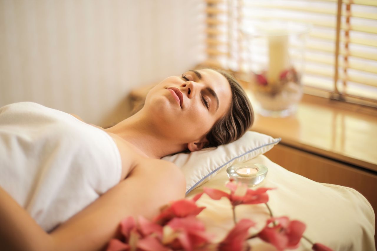 یک خانم که در حال استراحت و نفس تازه کردن هست - دکتر سعید بهکام دکتر سلامت در تورنتو کانادا