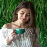یک خانم زیبا در حال نوشیدن ماچا - دکتر سعید بهکام مشاور و روانشناس سلامت در تورنتو کانادا