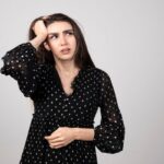 یک خانم در حال فکر کردن به چیزی که فراموش کرده - دکتر سعید بهکام روانشناس سلامت در ریپموندهیل کانادا
