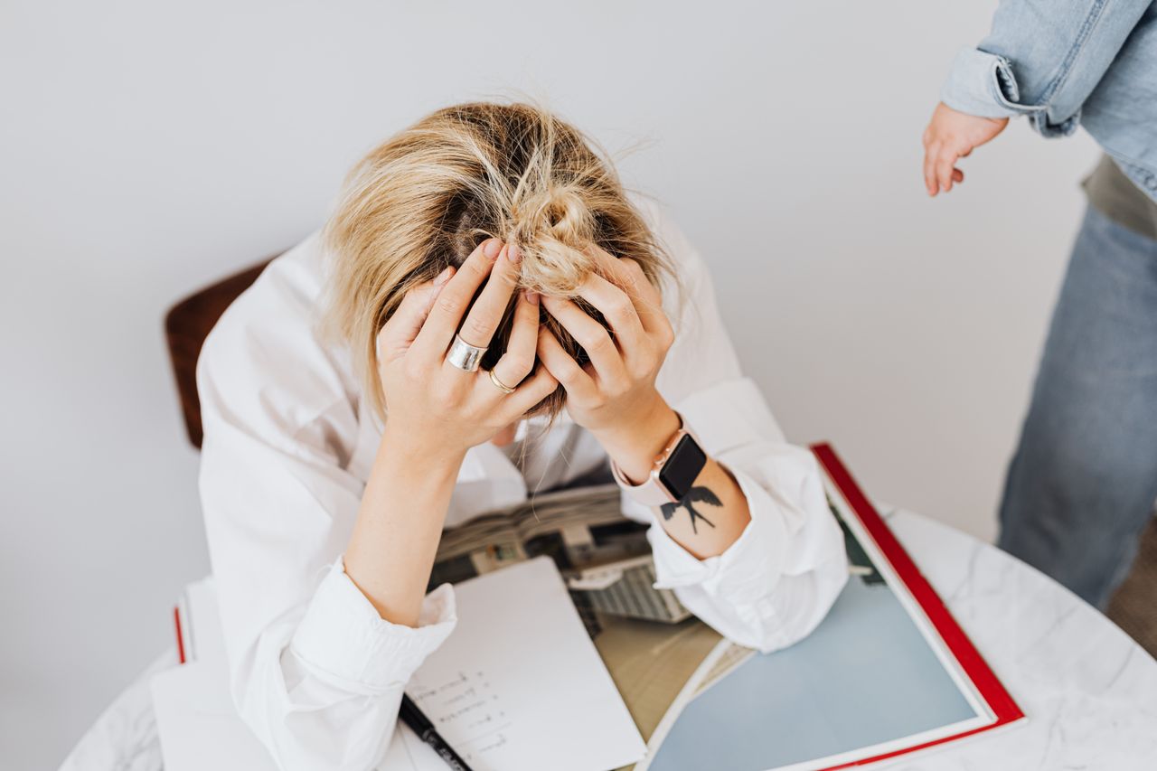 یک خانم در حال فکر کردن در مورد یه مشکل  - دکتر سعید بهکام دکتر سلامت در ریچموندهیل کانادا
