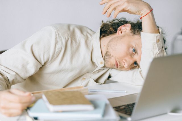 یک آقا خسته از فکر کردن در مورد یه مشکل - دکتر سعید بهکام دکتر سلامت در ریچموندهیل کانادا