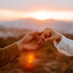 چگونه یک رابطه را درست و محترمانه تمام کنیم؟ یک زوج دست در دست هم - دکتر سعید بهکام روانشناس ازدواج و رابطه در ونکوور کانادا