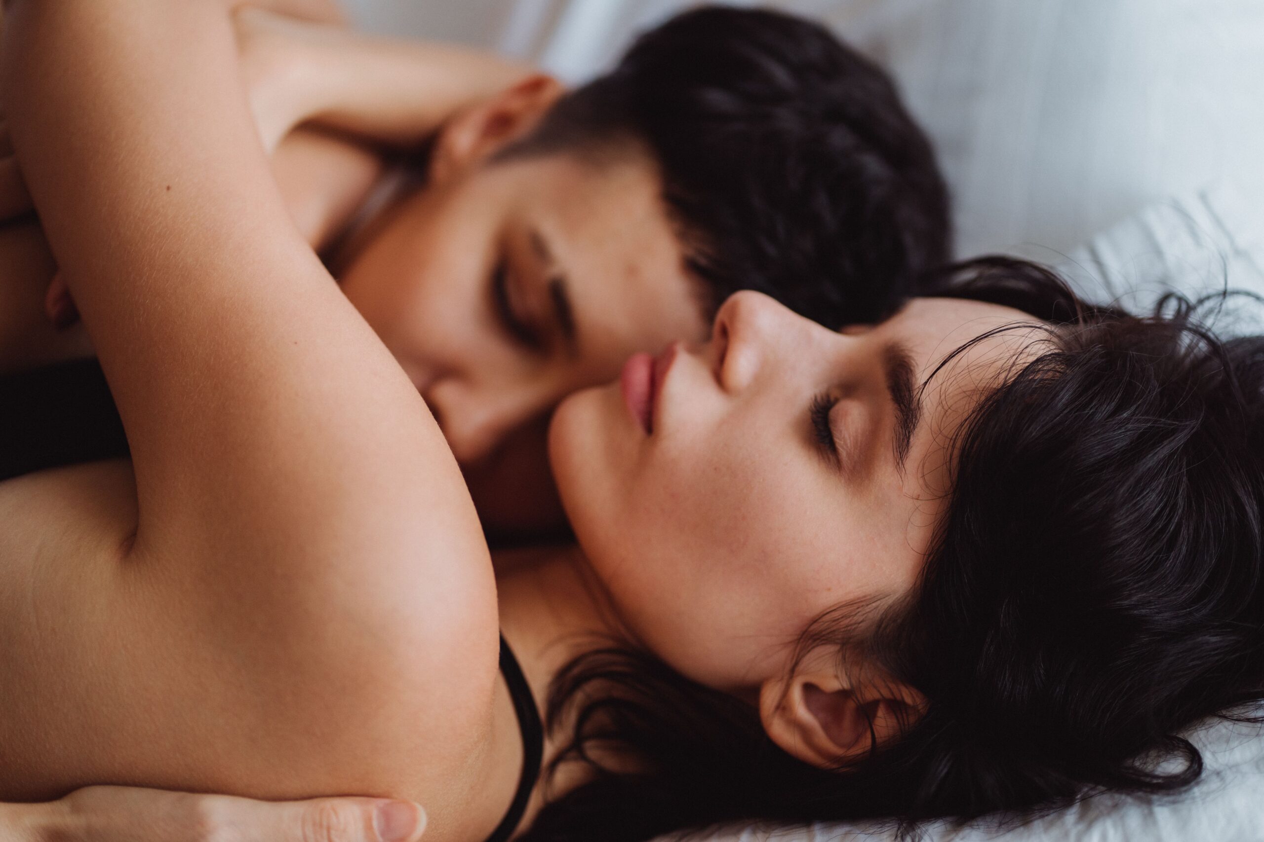 یک زن و شوهر در رختخواب در حال عشق بازی با هم - دکتر سعید بهکام سکستراپ موفق در تورنتو کانادا