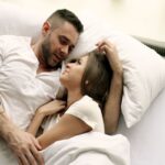 بیدیاسام چیست؟ نگاه علمی به روانشناسی BDSM یک زن و شوهر در رختخواب در حال عشق بازی با هم - دکتر سعید بهکام سکستراپ موفق در تورنتو کانادا