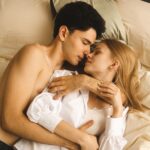 زوج جوان در لحظه‌ای صمیمانه — اختلاف میل جنسی زوجین