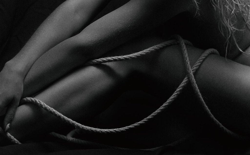 طناب روی بدن در عکس هنری سیاهوسفید؛ اعتماد و رضایت در BDSM و مراقبت پس از بازی