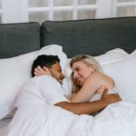 زوج در آغوش گرم صبحگاهی در اتاق‌خواب