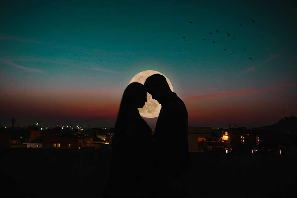سیلوئت زوجی زیر نور ماه در شب