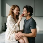 زوج در حال آماده‌کردن صبحانه با توجه و آرامش