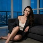 Workplace Mental Health Programmes: What Actually Works? زن حرفهای در آپارتمان شهری شبهنگام پس از یک روز کاری طولانی، نماد فرسودگی شغلی