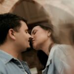 What Kissing Reveals About Real Intimacy in a Relationship نمای نزدیک از زوجی در آستانهٔ بوسه، نمادی از صمیمیت عاشقانه
