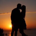 Menopause and Sexual Health: Does Desire End? زوج در سیلوئت غروب آفتاب؛ صمیمیت و میل جنسی در میانسالی و یائسگی