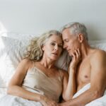 Sexual Desire in Older Adults: What the Evidence Shows زوج شصتساله در تخت صبحگاهی؛ تصویر همراه بحث میل جنسی در سالمندی