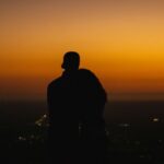 زوجی در آغوش هم به‌صورت سیلوئت در غروب؛ تکامل بدن انسان و رابطهٔ جنسی