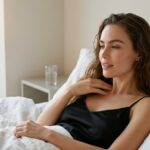 Sexual Fantasies: Why We Have Them and What They Mean زن در بستر سپیدهدم با نگاهی رؤیایی؛ تصویر شاخص پست فانتزی جنسی و معنای آن