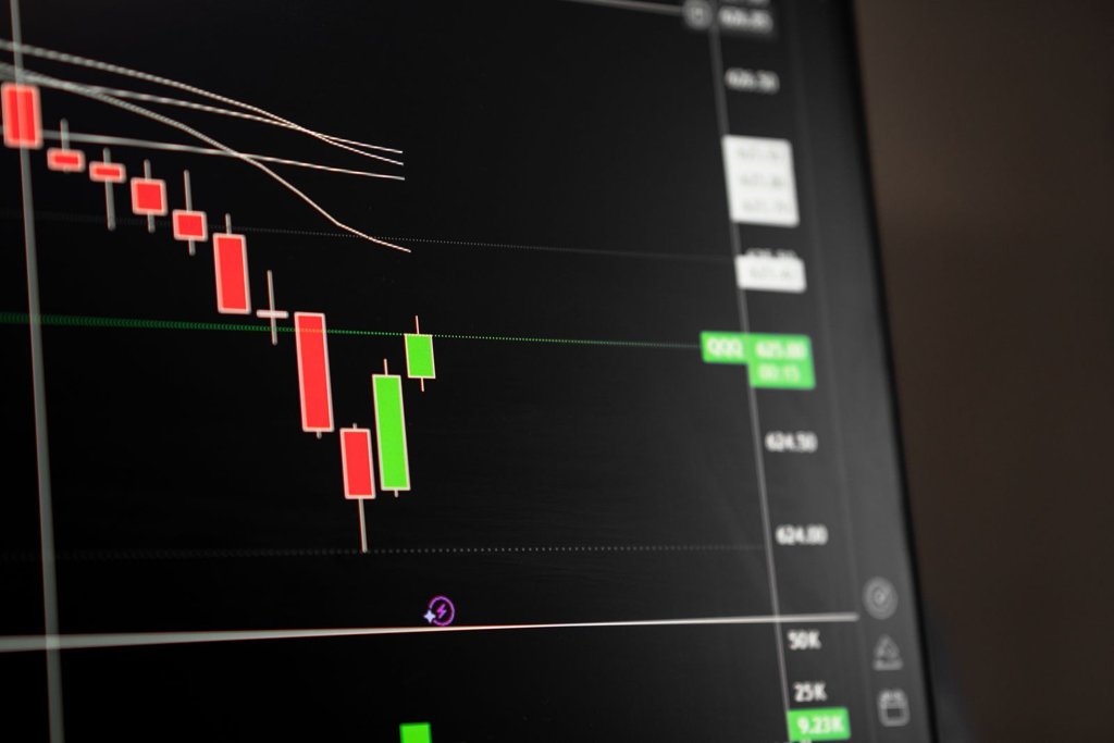 Candlestick chart in a downtrend, illustrating a financial bubble driven by herd behavior